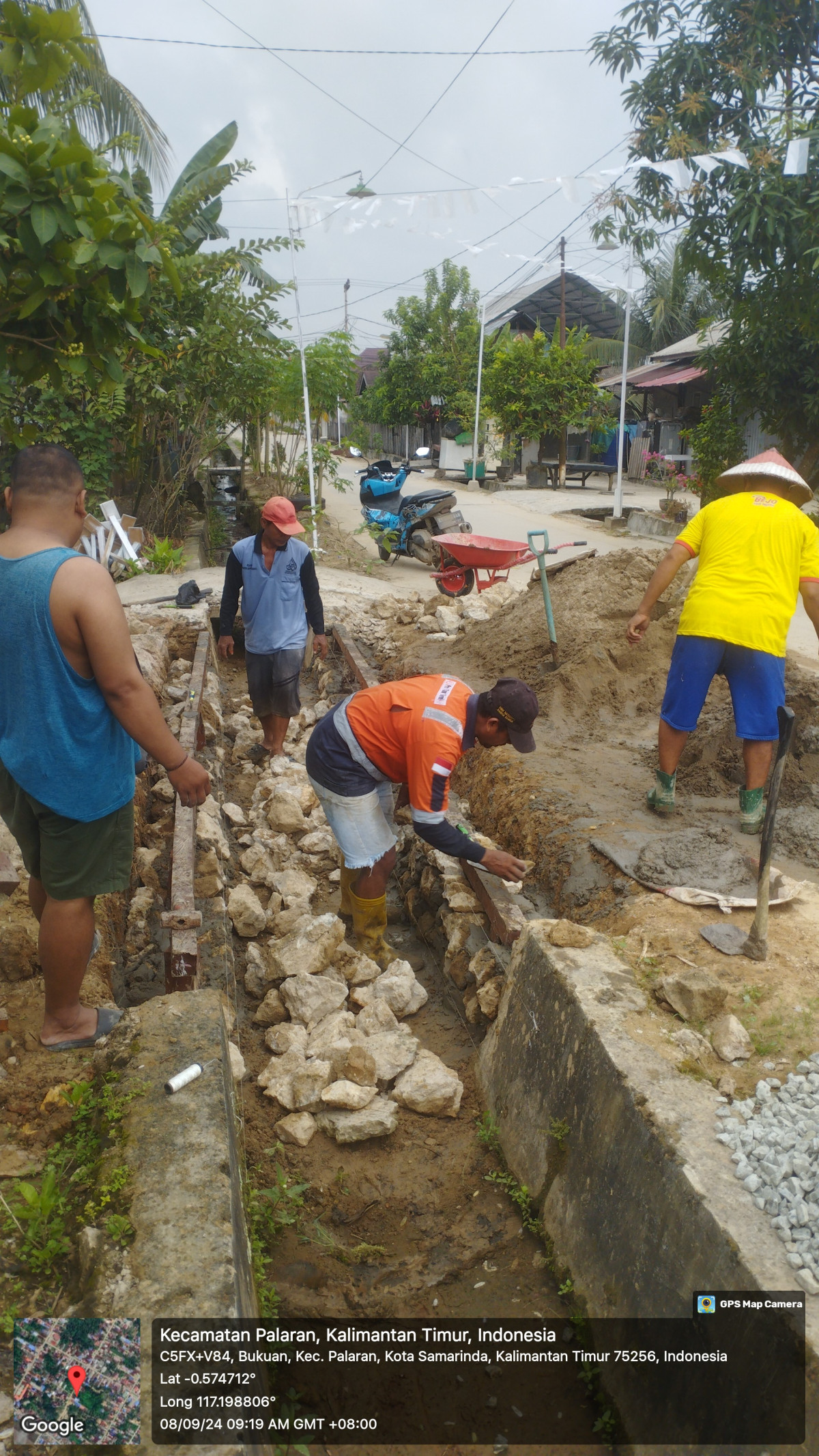 Gotong royong pemasangan tongkat ,slup dan pemasangan batu pondasi parit