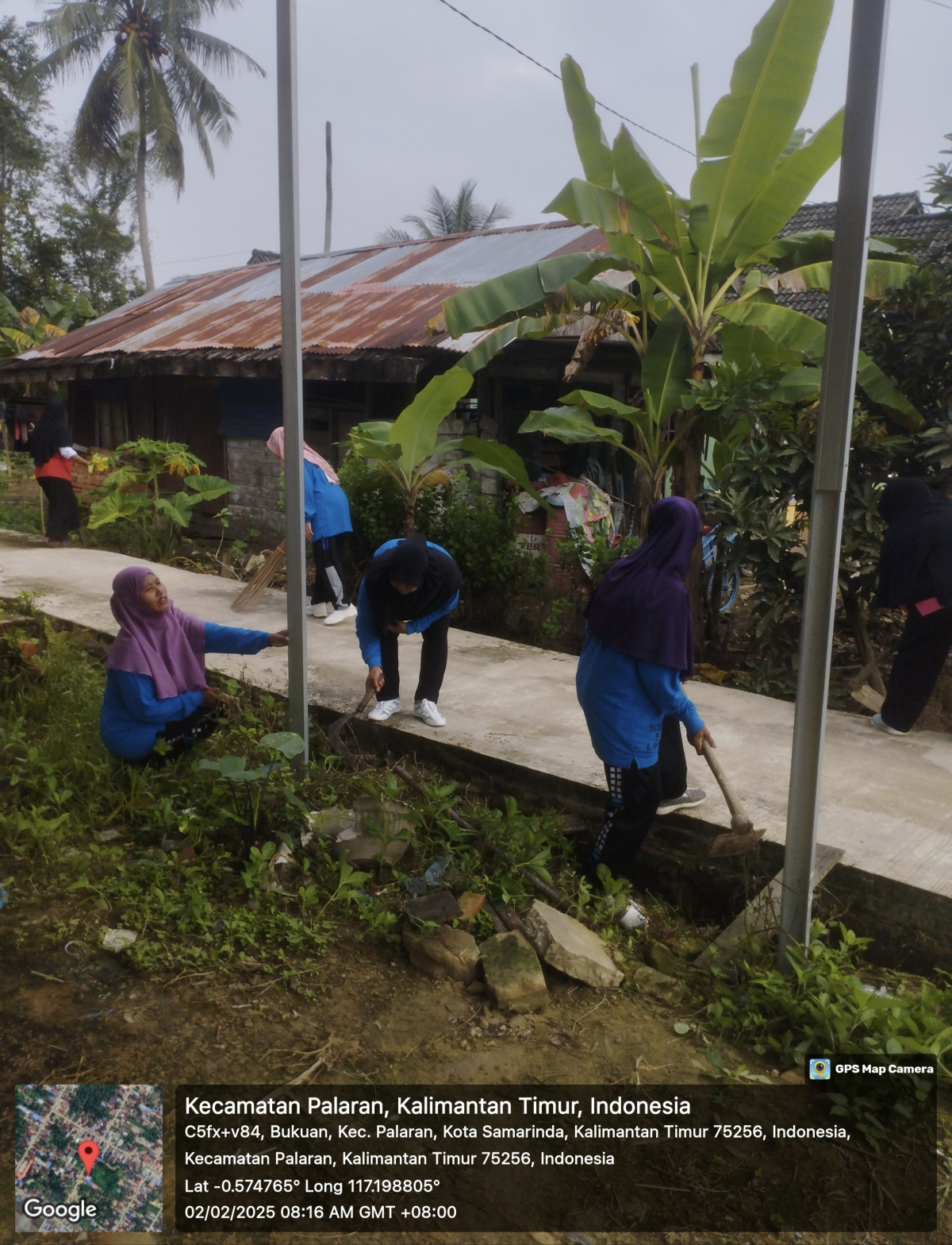 Gotong royong membersihkan rumput rumput dan sampah sampah