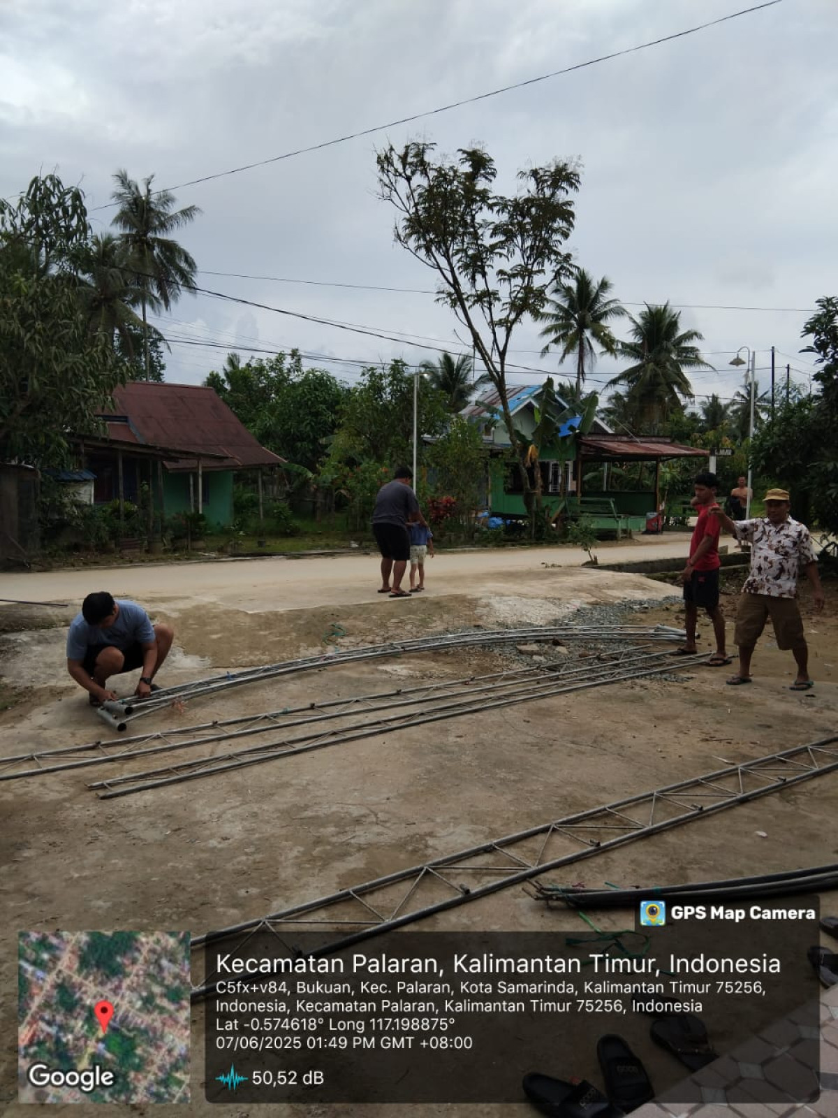 gotong royong mendirikan tenda untuk acara idhul adha