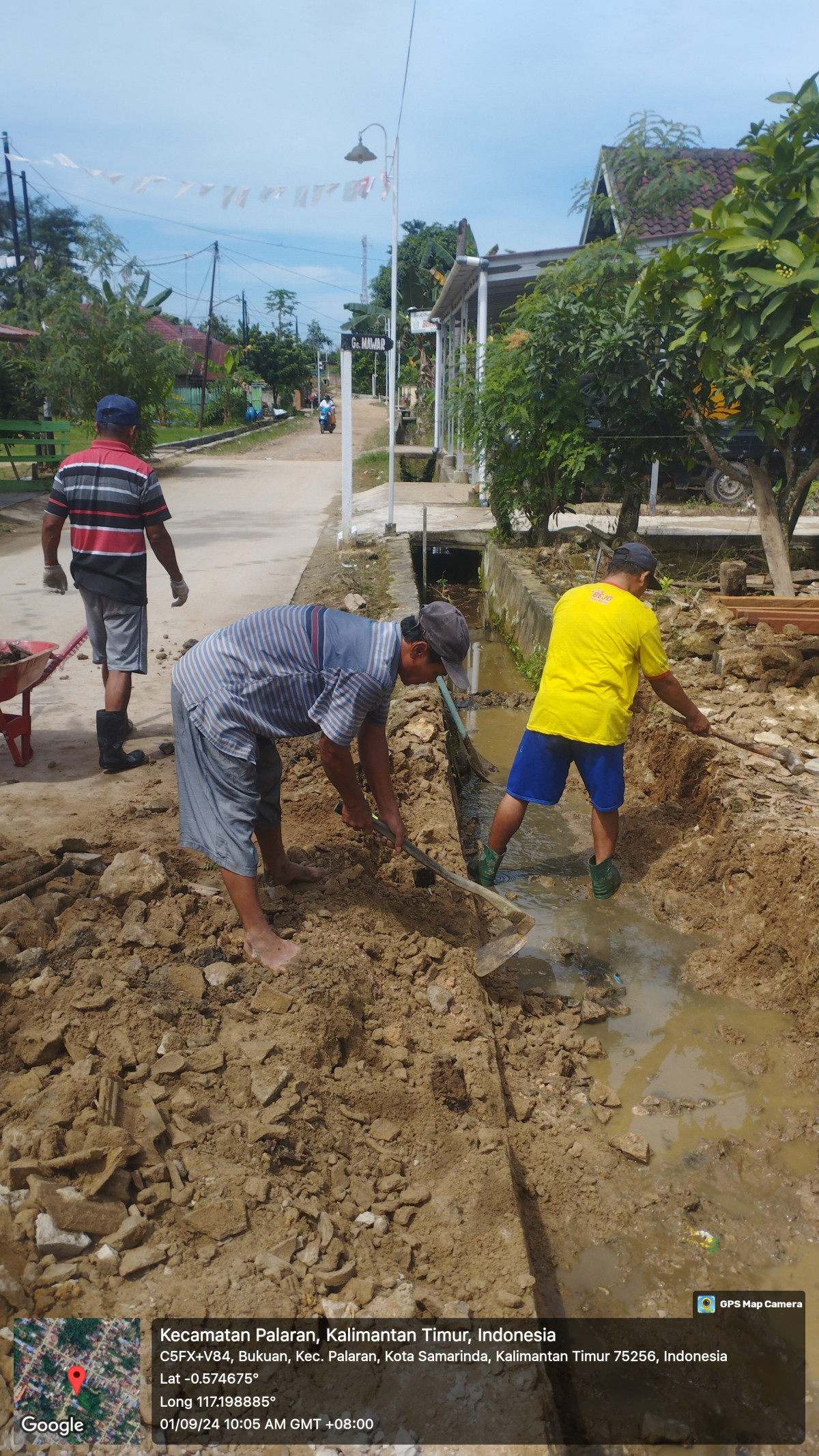 Gotong royong memperbaiki pondasi parit yg longsor/amblas