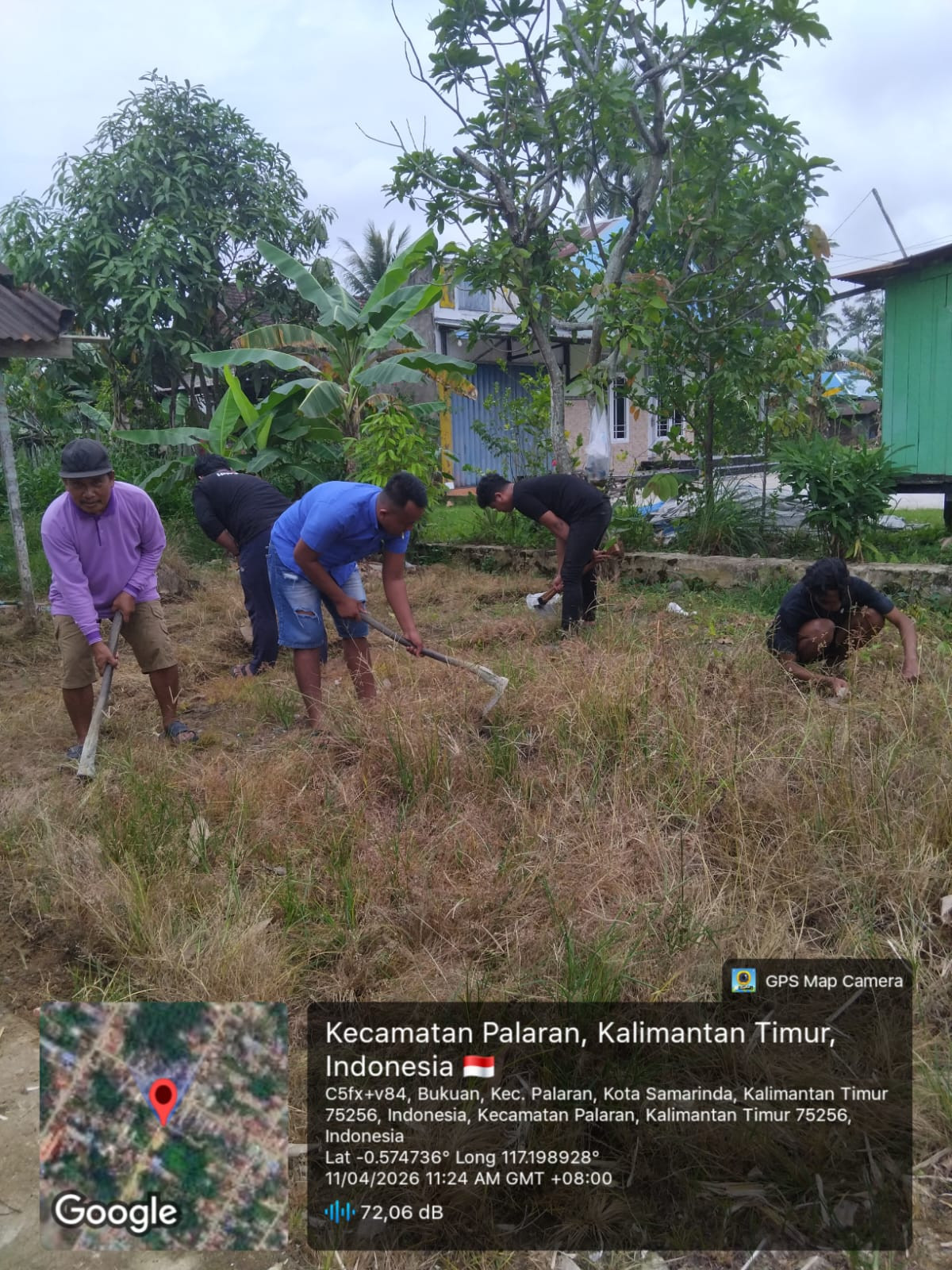 gotong royong membersihkan rumput ² di lingkungan sekitar
