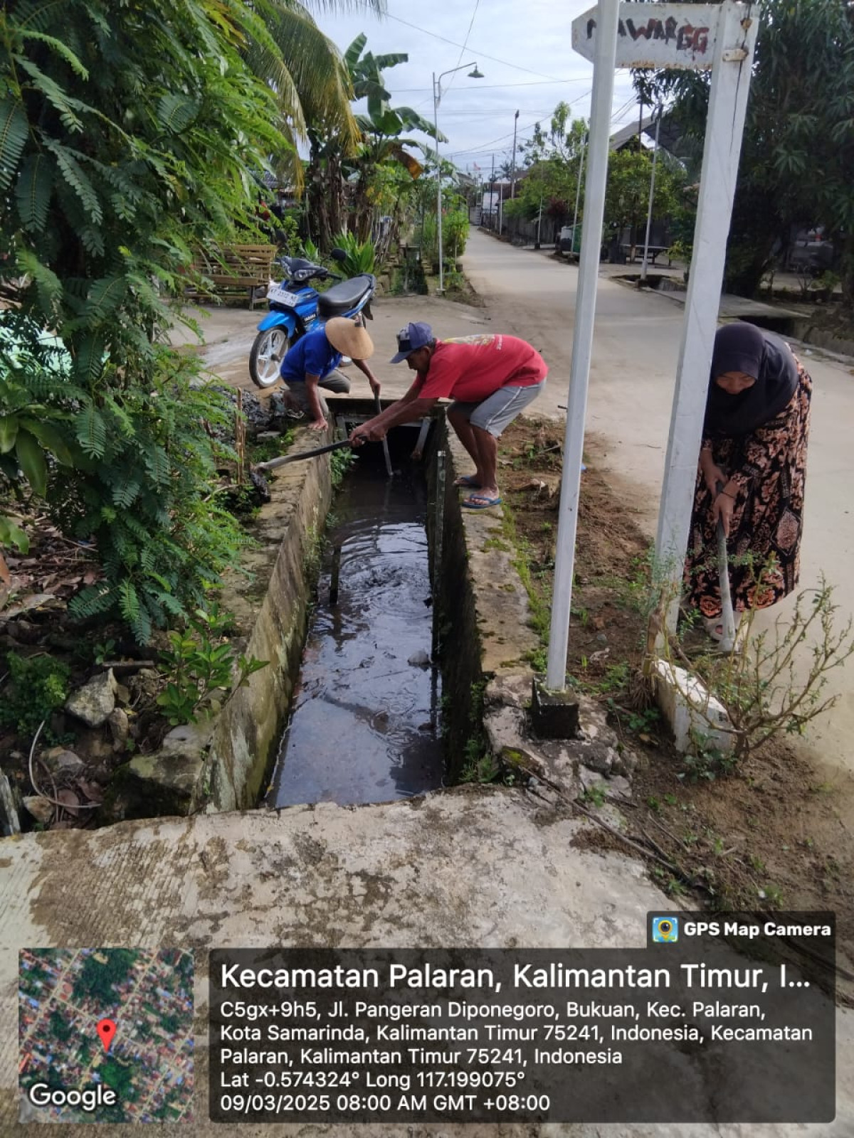 gotong royong membersihkan lingkungan parit dan sekitarnya
