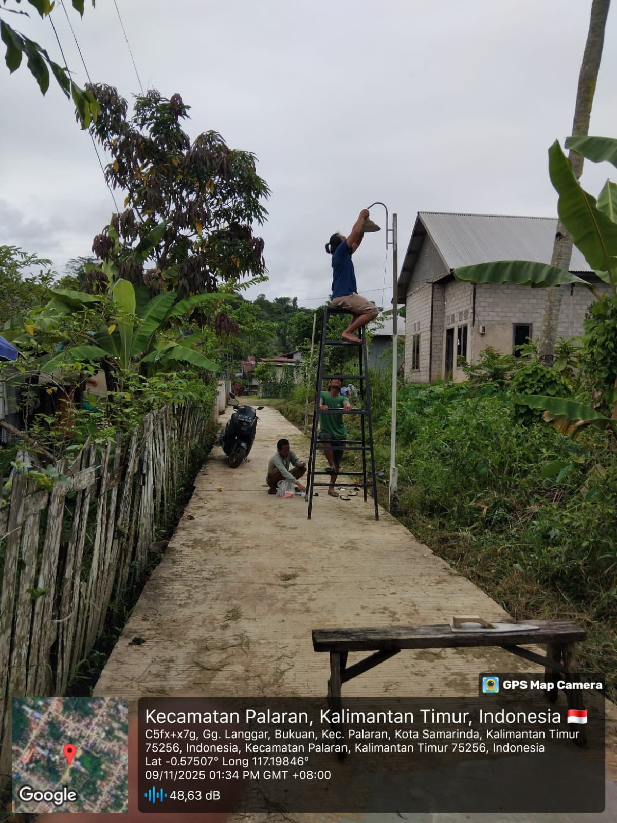 gotong royong memperbaiki lampu jalan yang mati