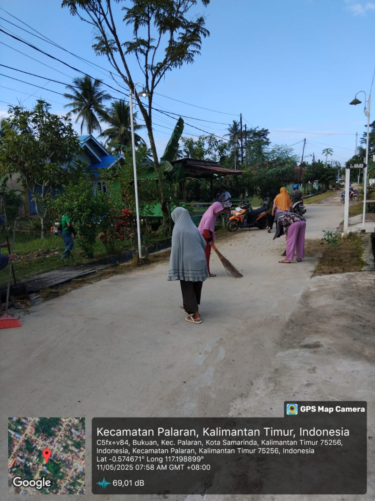 gotong royong membersihkan lingkungan bersama ibu ibu dasawisma
