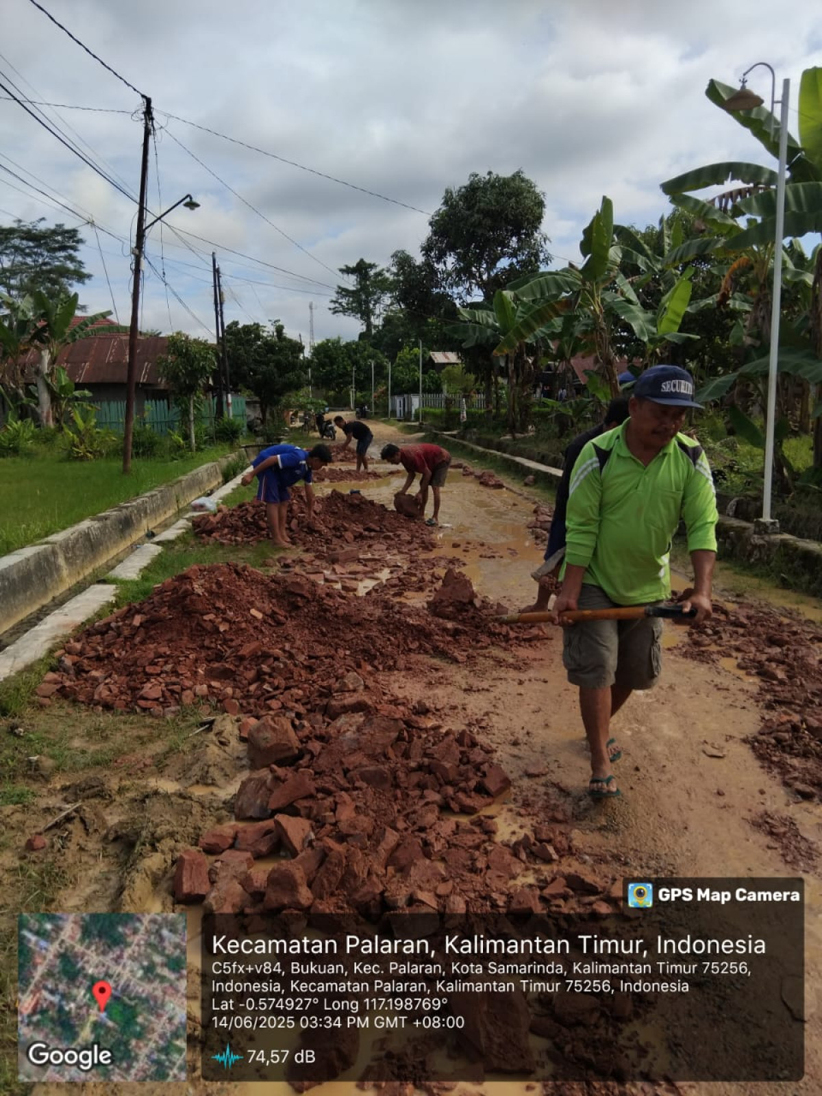 gotong royong menimbun jalanan yang berlubang