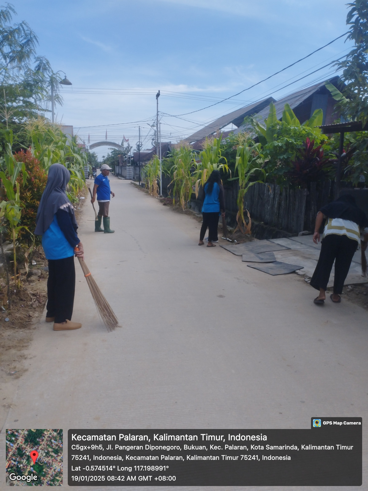 Gotong royong membersihkan lingkungan dan parit²