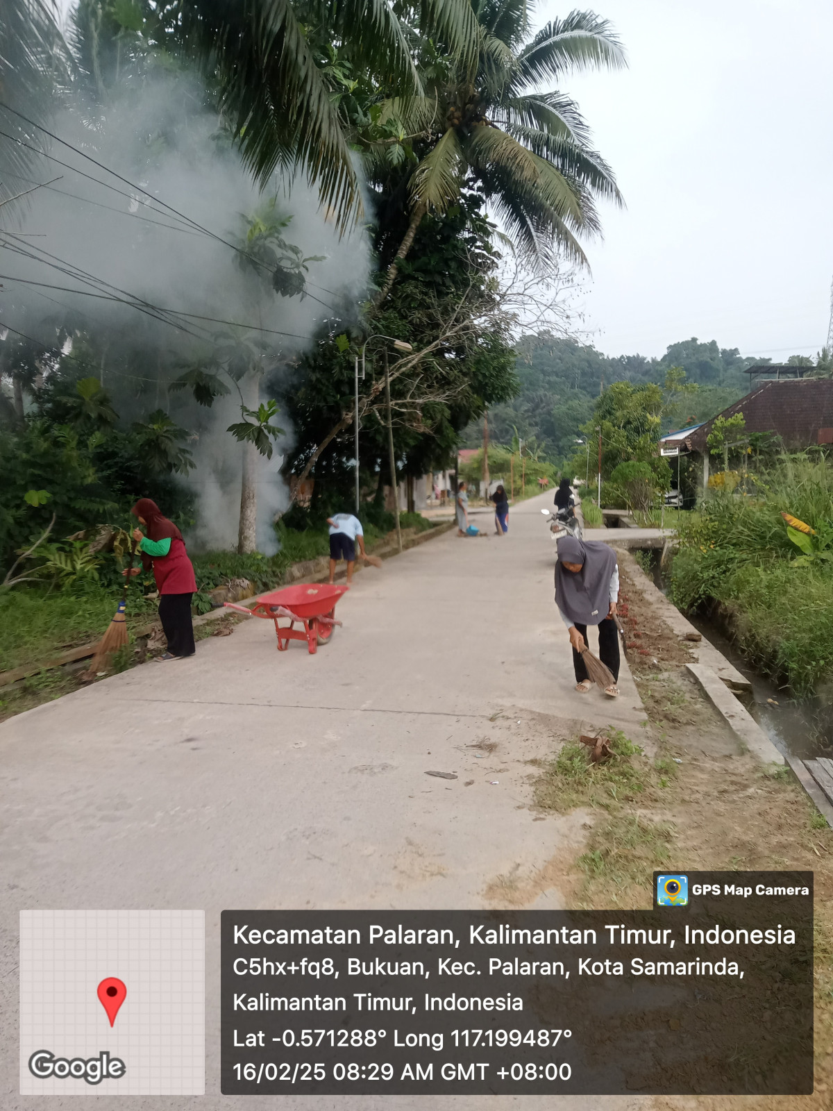 Membersihkan Lingkungan dan Ranting pohon di Jln Nangka