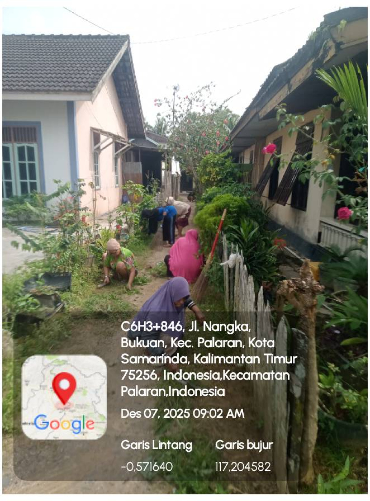 Membersihkan Lingkungan di Jln Nangka RT 08 Bukuan