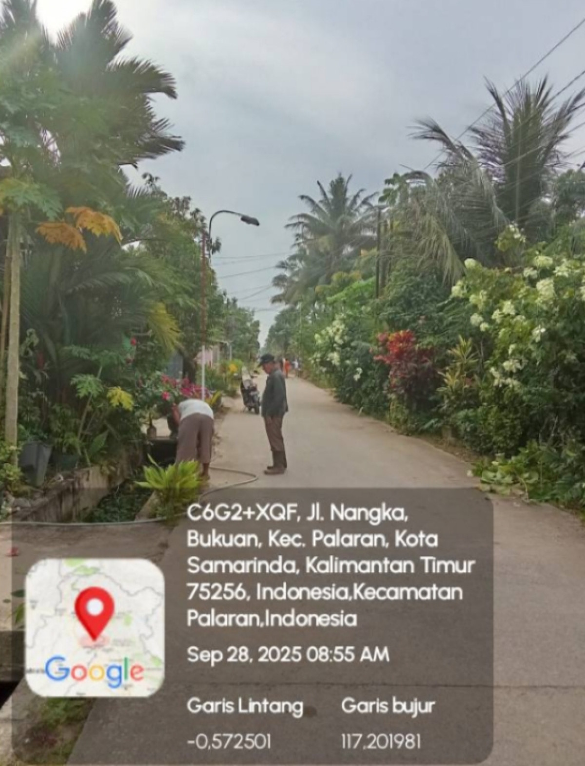 Membersihkan Lingkungan di Jln Nangka Bukuan RT 08