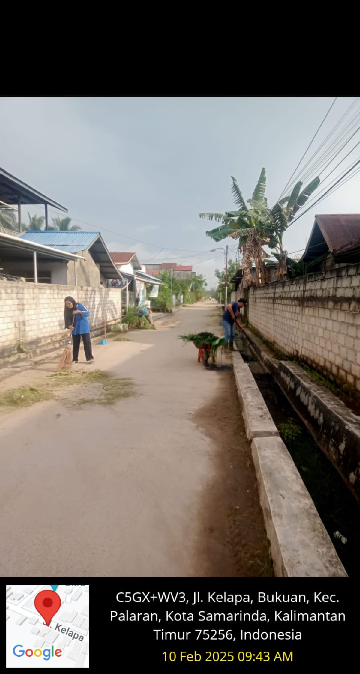 Membersihkan Lingkungan Jln Kelapa