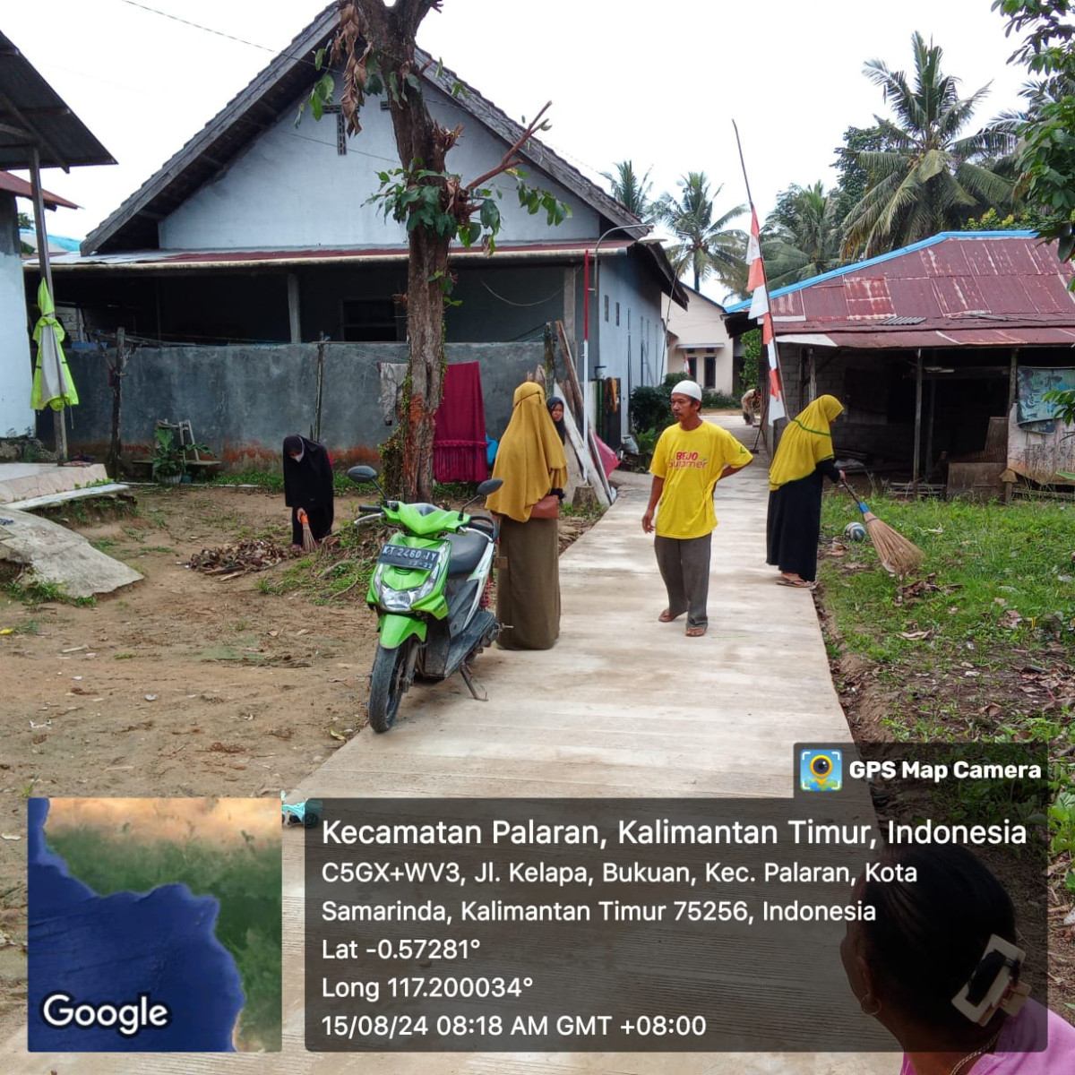 Membersihkan lingkungan