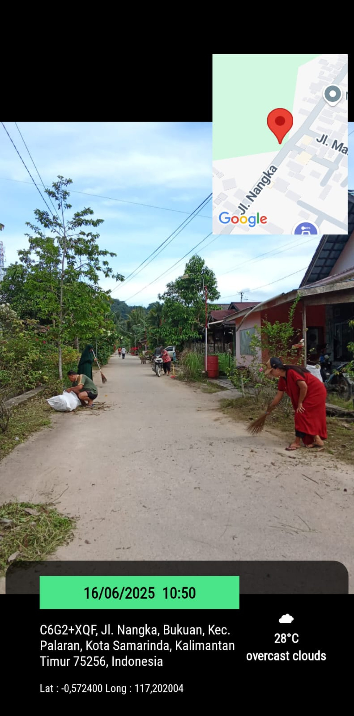 Membersihkan lingkungan di Jln Nangka