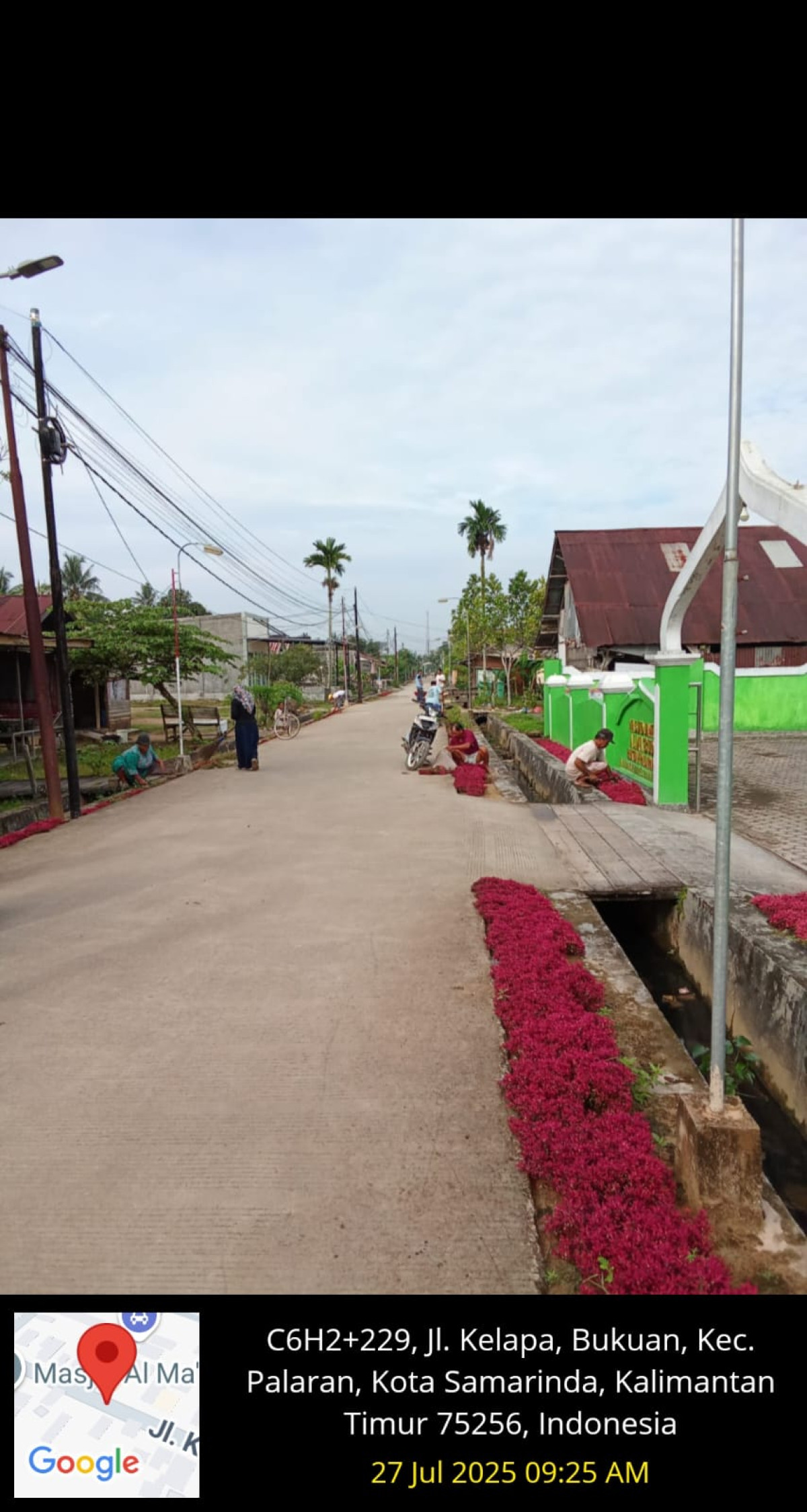 Membersihkan Lingkungan di Jln Kelapa