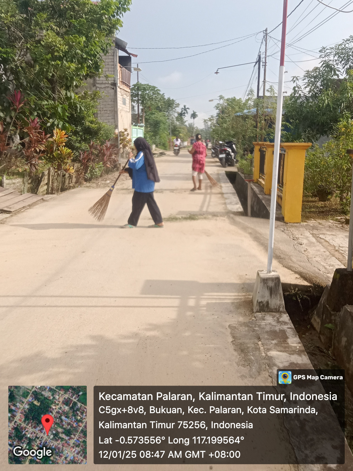 Membersihkan Lingkungan Jln Kelapa
