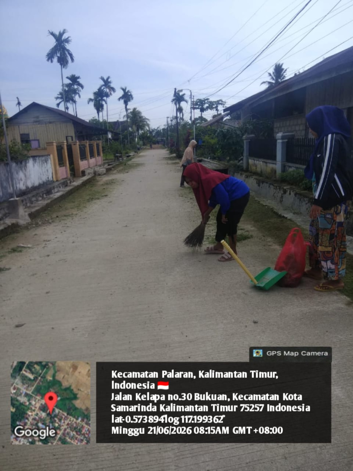 Membersihkan lingkungan jalan kelapa RT 08
