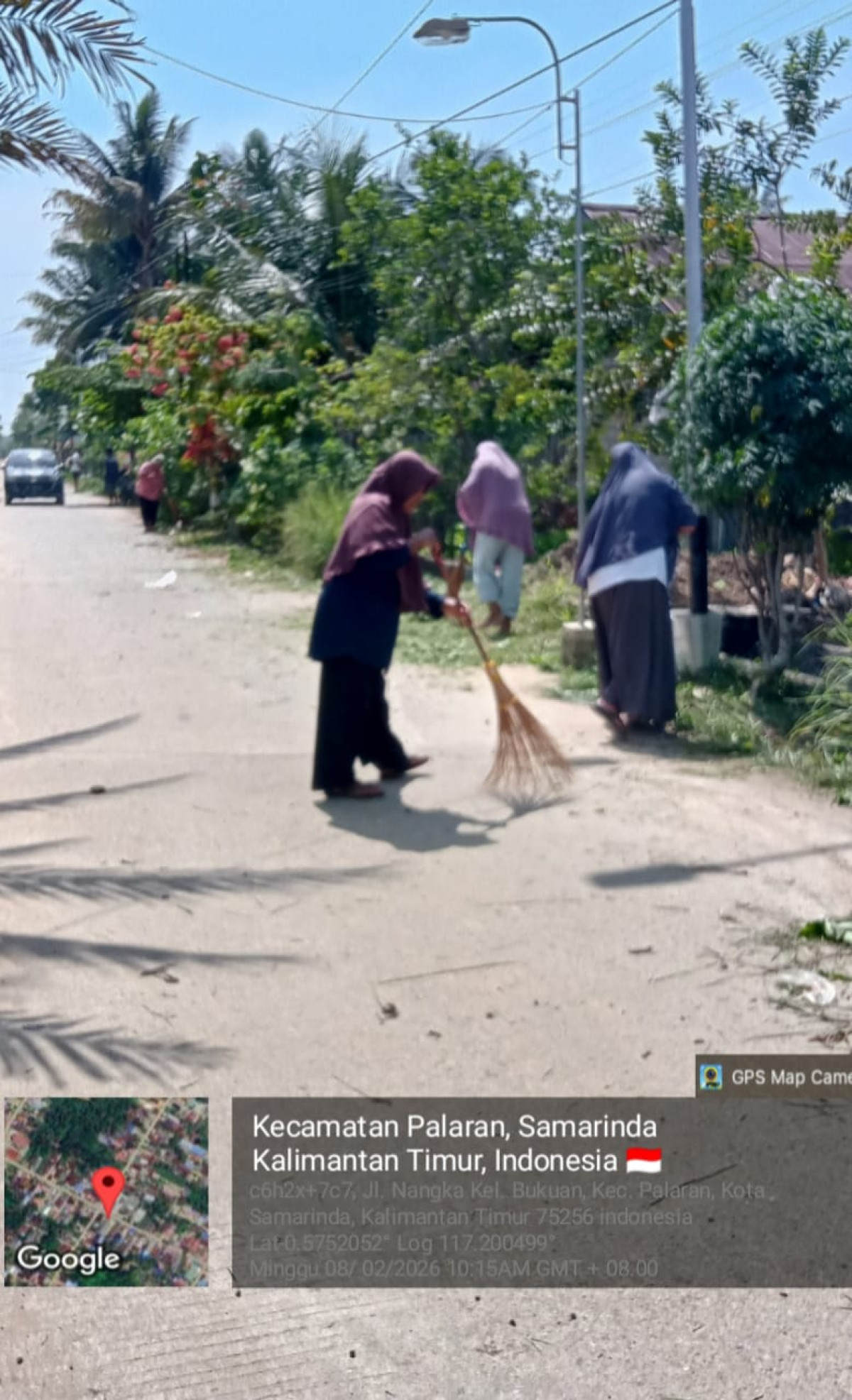 Membersihkan Lingkungan di Jln. Nangka RT 08 Bukuan