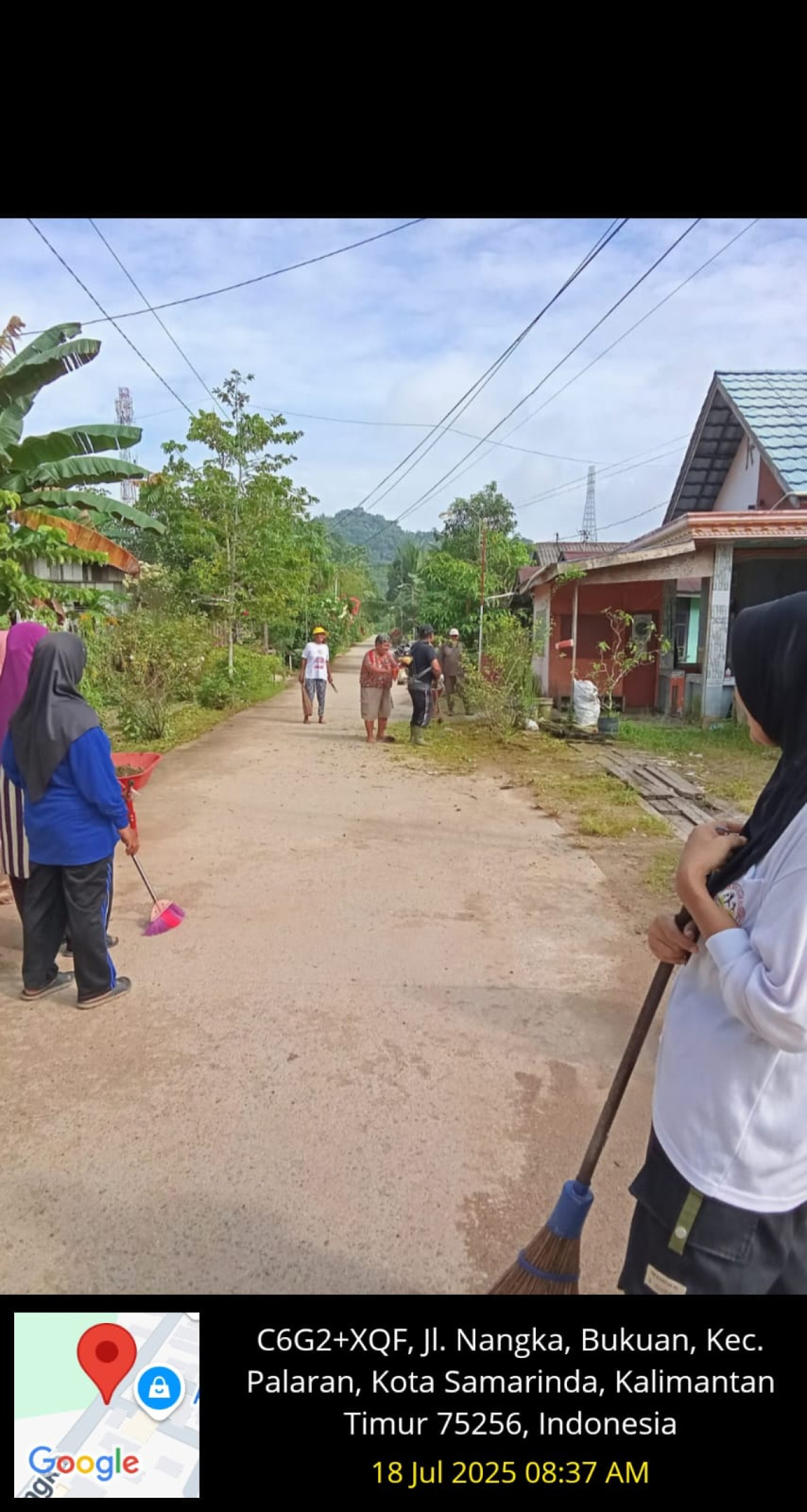 Membersihkan Lingkungan di Jln Nangka