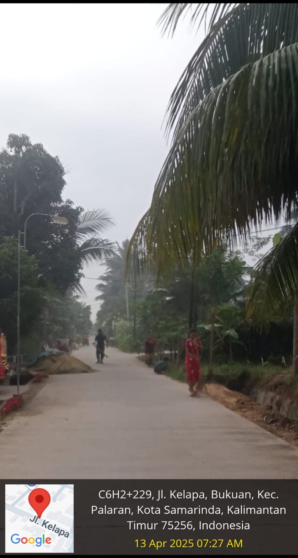 Membersihkan Lingkungan di Jln. Nangka