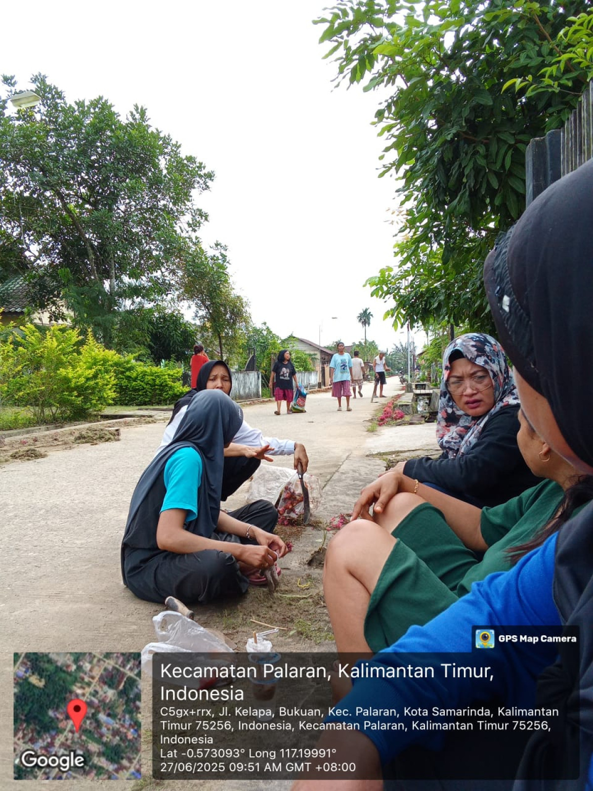 Membersihkan Lingkungan di Jln Kelapa