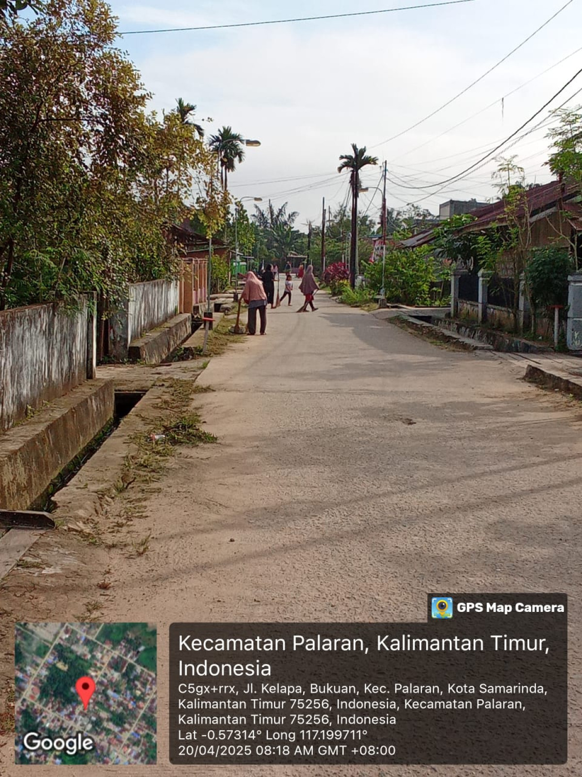 Membersihkan Lingkungan di Jln Kelapa