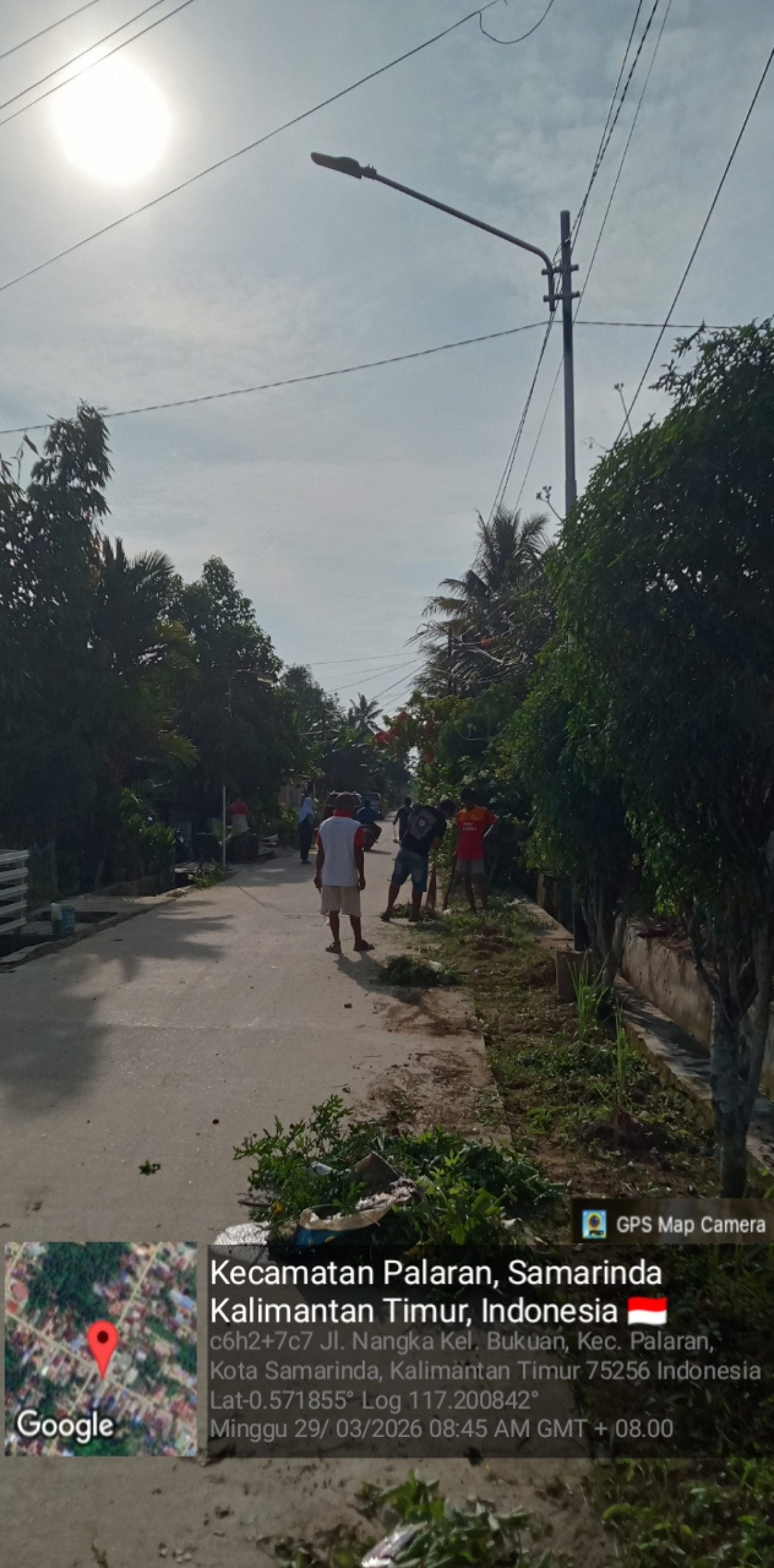 Membersihkan Lingkungan di Jln. Nangka RT 08 Bukuan