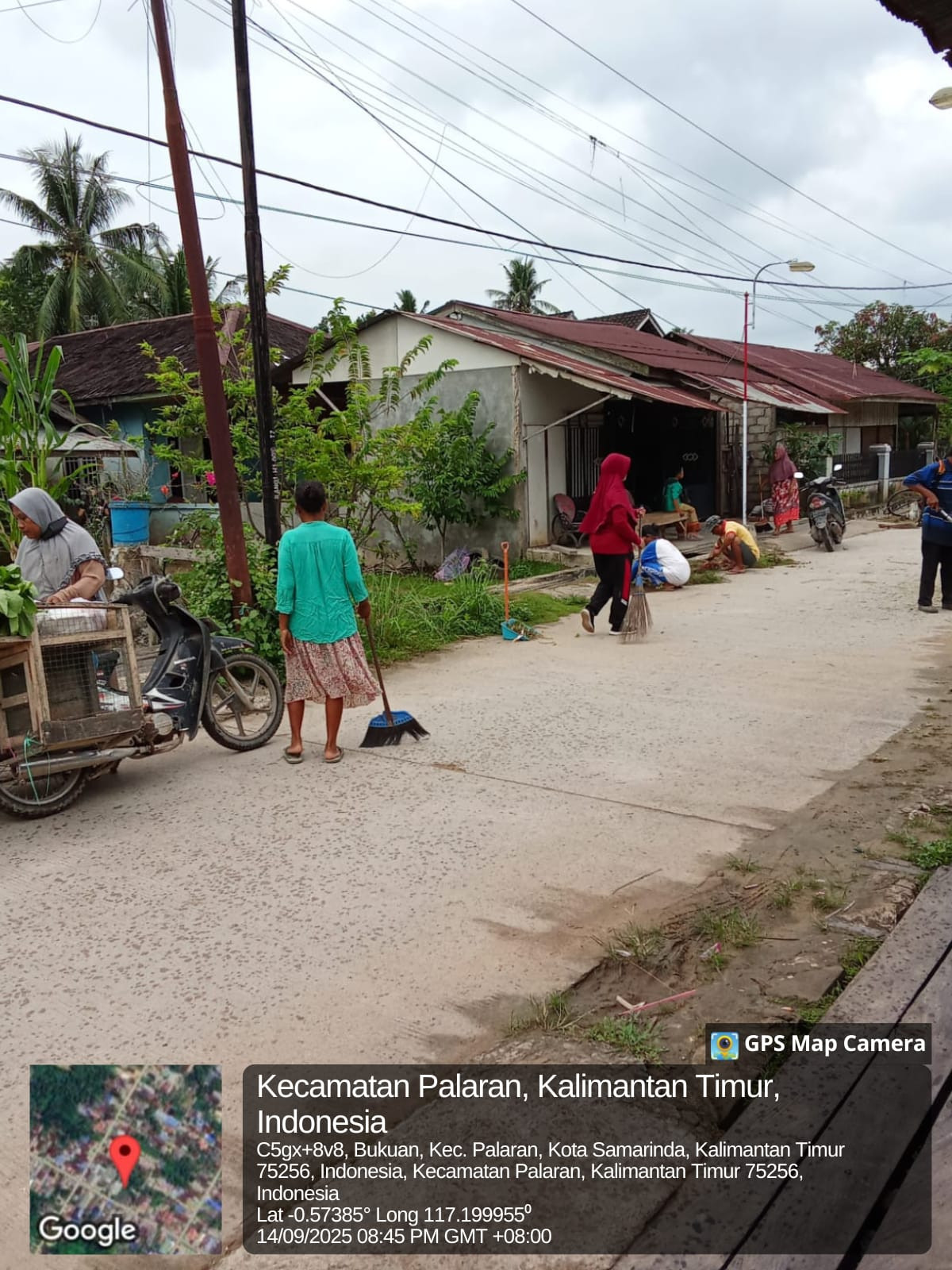 Membersihkan Lingkungan di Jln Kelapa RT 08