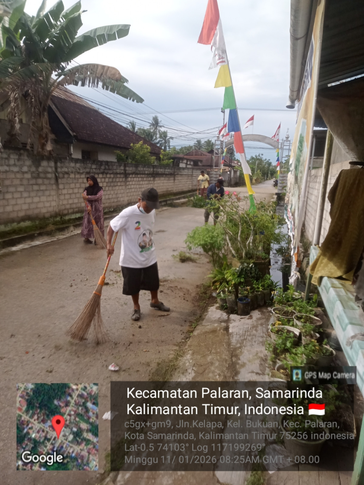 Membersihkan Lingkungan di Jln Kelapa RT 08 Bukuan