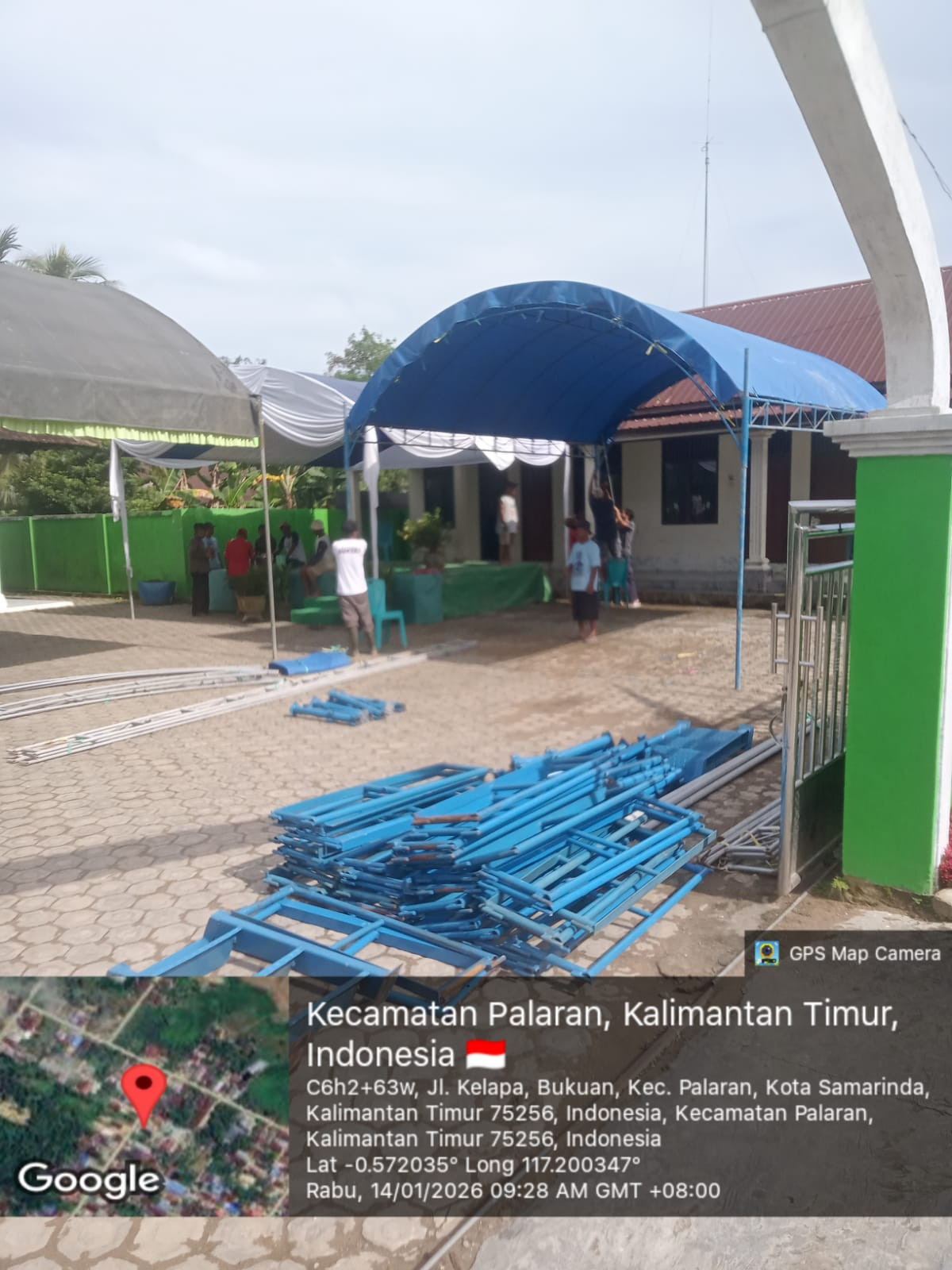 Pemasangan Tenda Untuk Peringatan Isro Mi'raj di Masjid Al Ma'Bud Bukuan