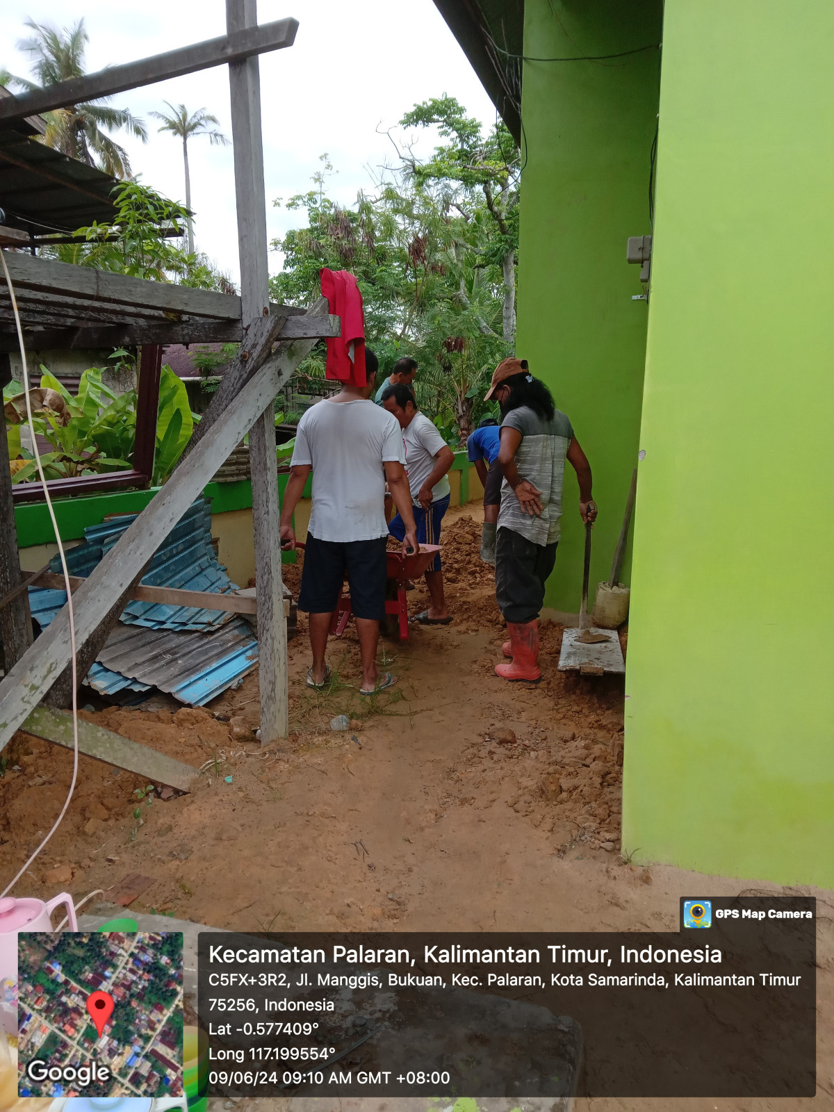 Meratakan tanah di samping langgar at-taqwa