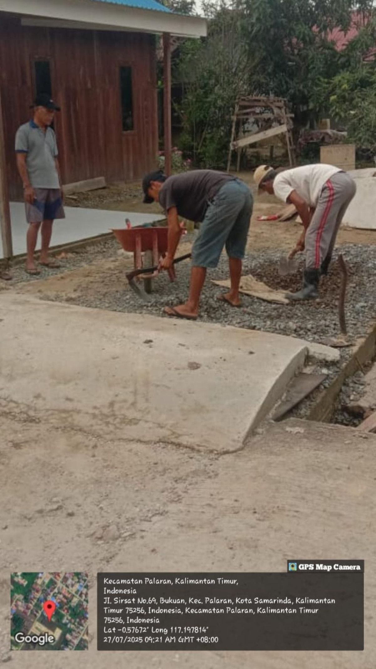 Perbaikan jalan di jalan sirsak gang Sopongiro