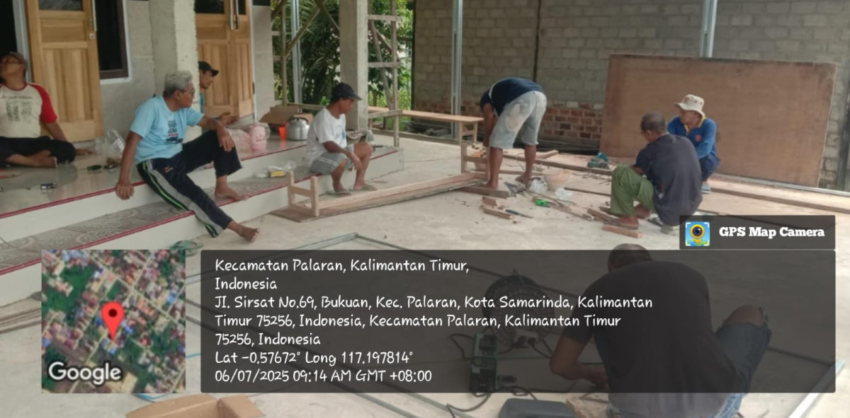Gotong royong bikin meja buat ngaji