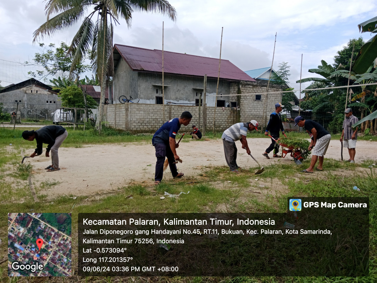 Gotong royong gang handayani dan lapangan volly
