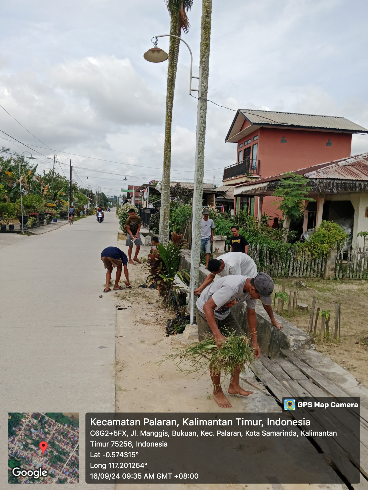 Membersihkan lingkungan jl. Manggis