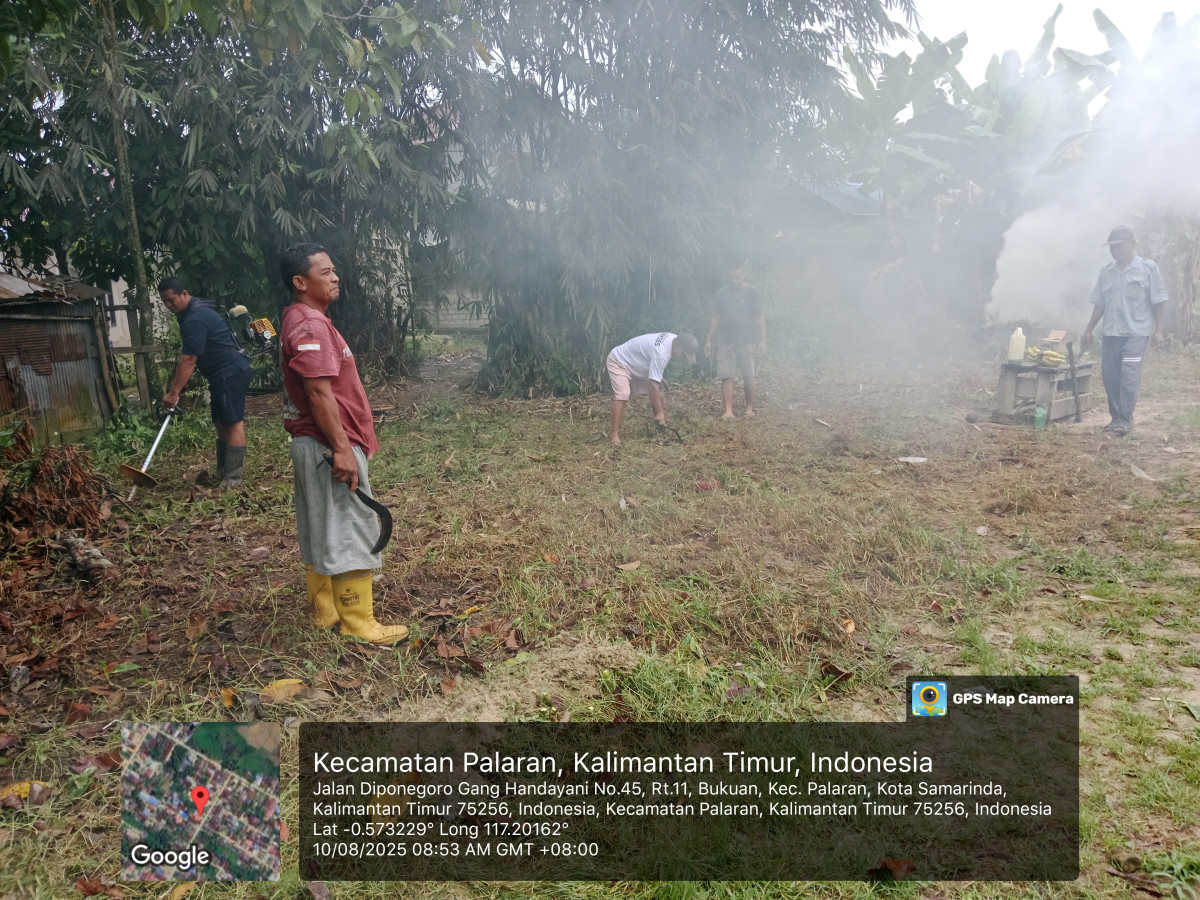 Membersihkan lapangan volley