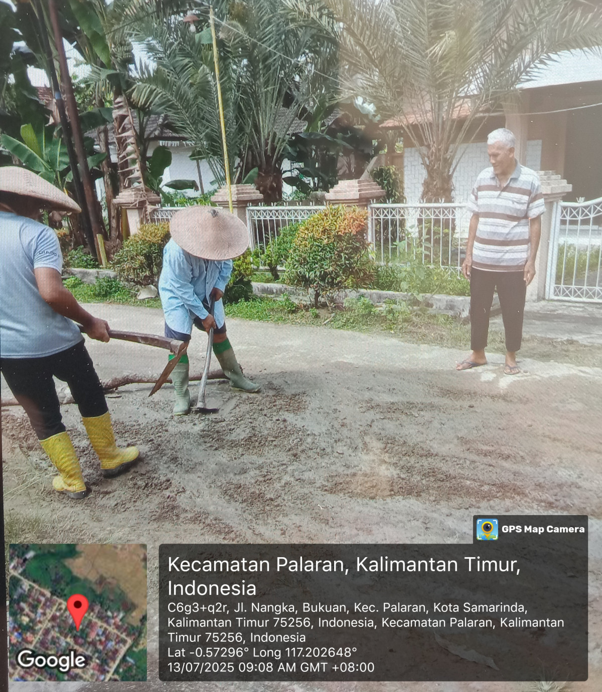 Gotong royong pemerataan jalan
