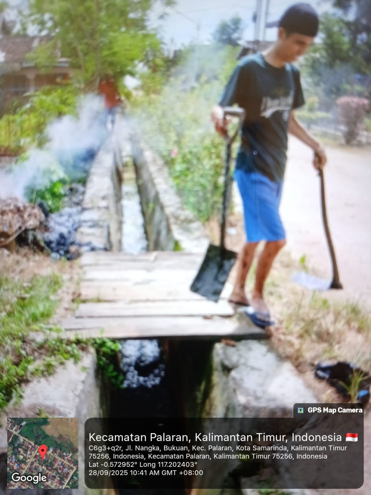 Gotong Royong bersihkan Drainase