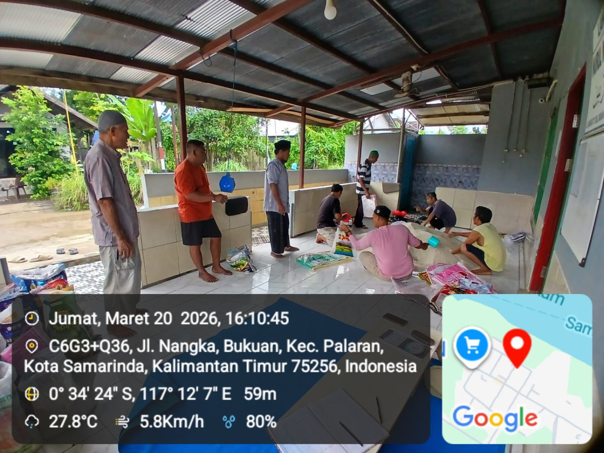 Pembagian zakat di langgar Nurul Muqorrobin