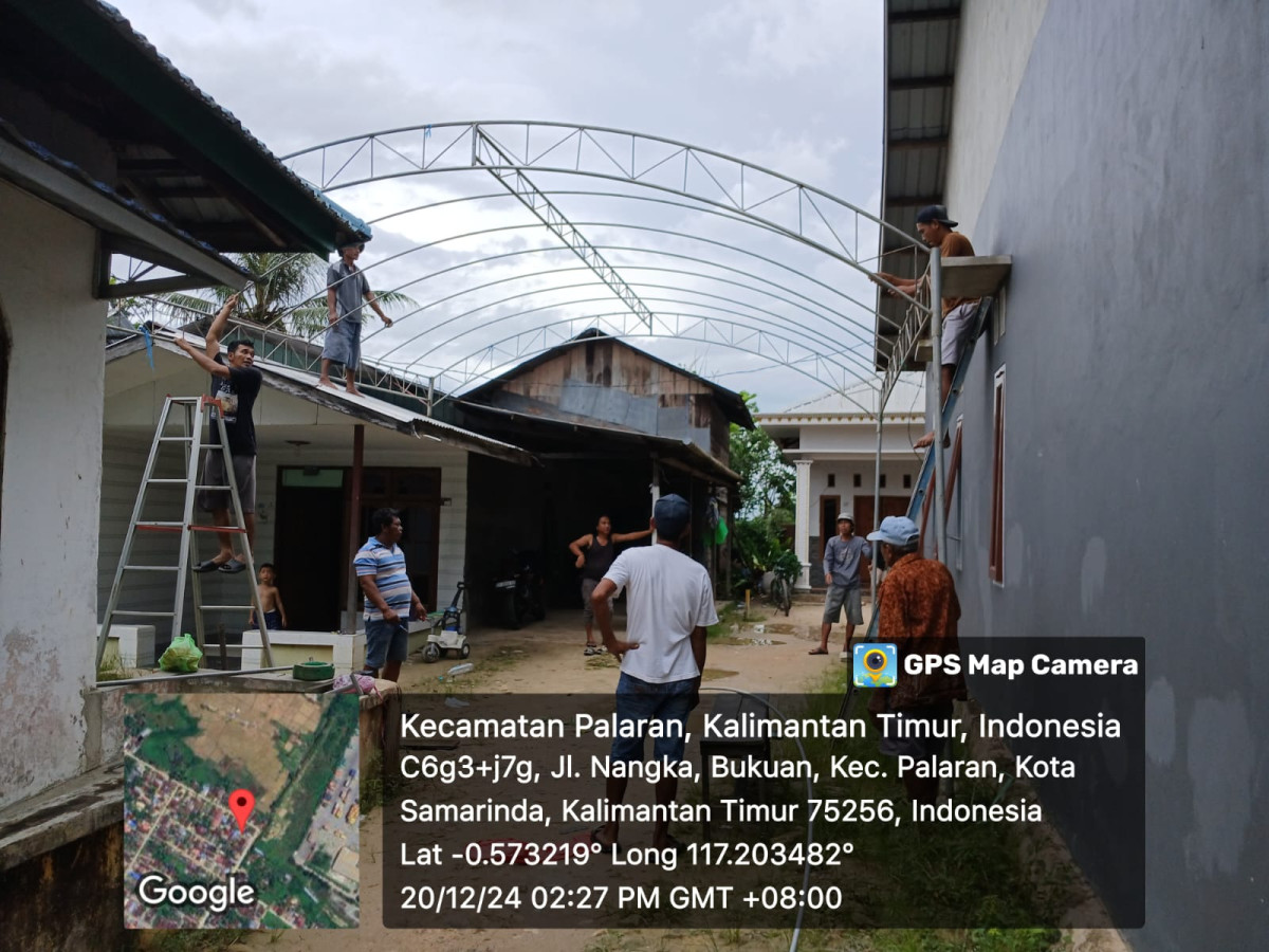 Gotong rong pasang tenda