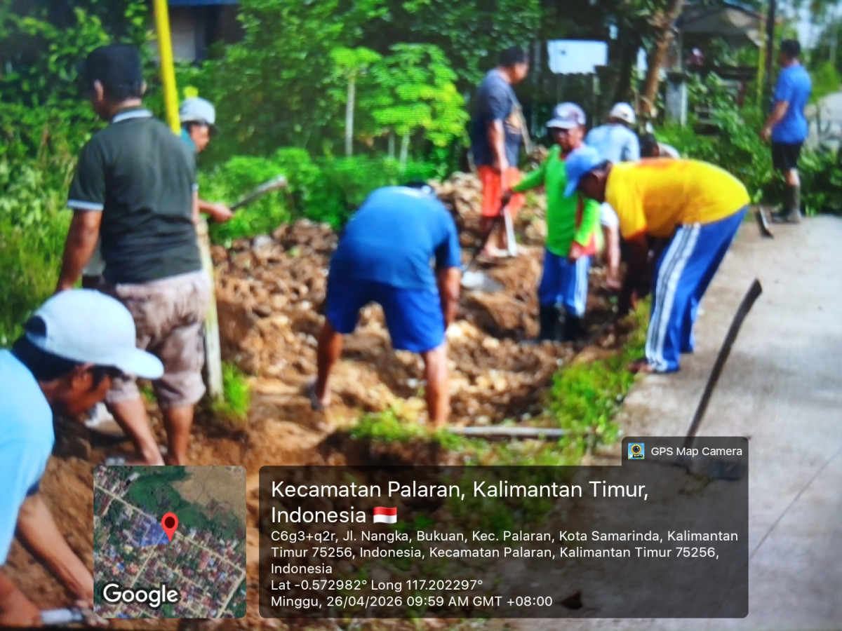 Gotong royong bersihkan lingkungan