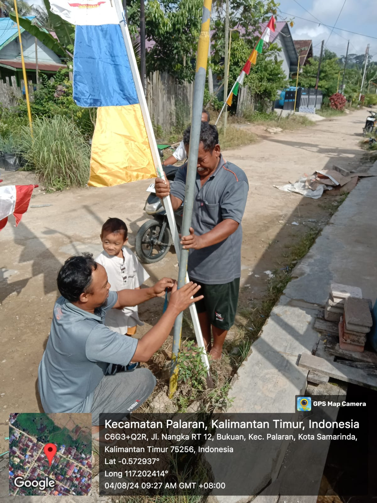 Pasang umbul umbul HUT RI ke 79