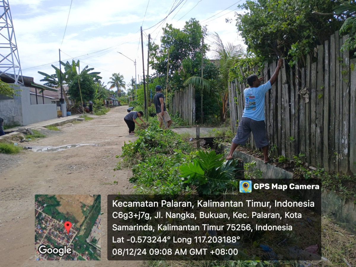 Gotong royong bersihkan drainase
