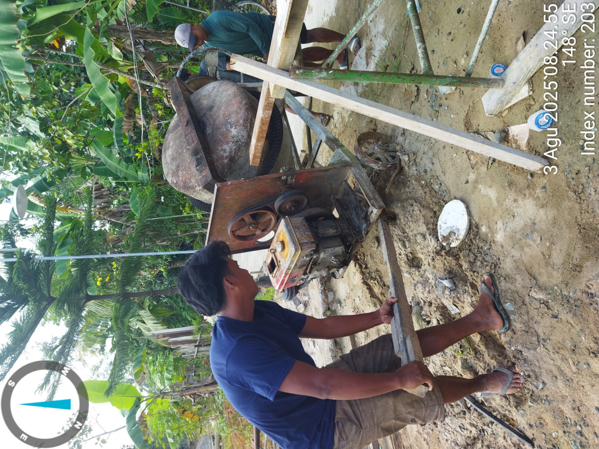 Gotong royong pengecoran batas parit