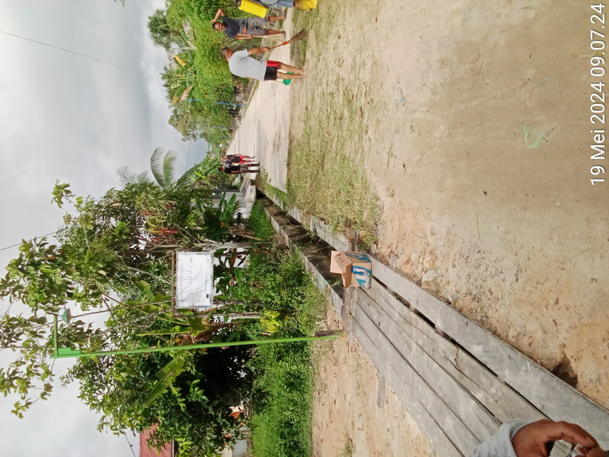 Bersihkan parit .jln reformasi