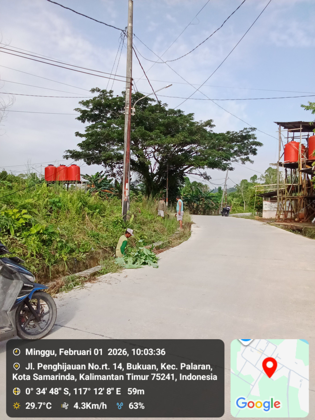 Pembersihan lingkungan RT 14 jl.penghijauan