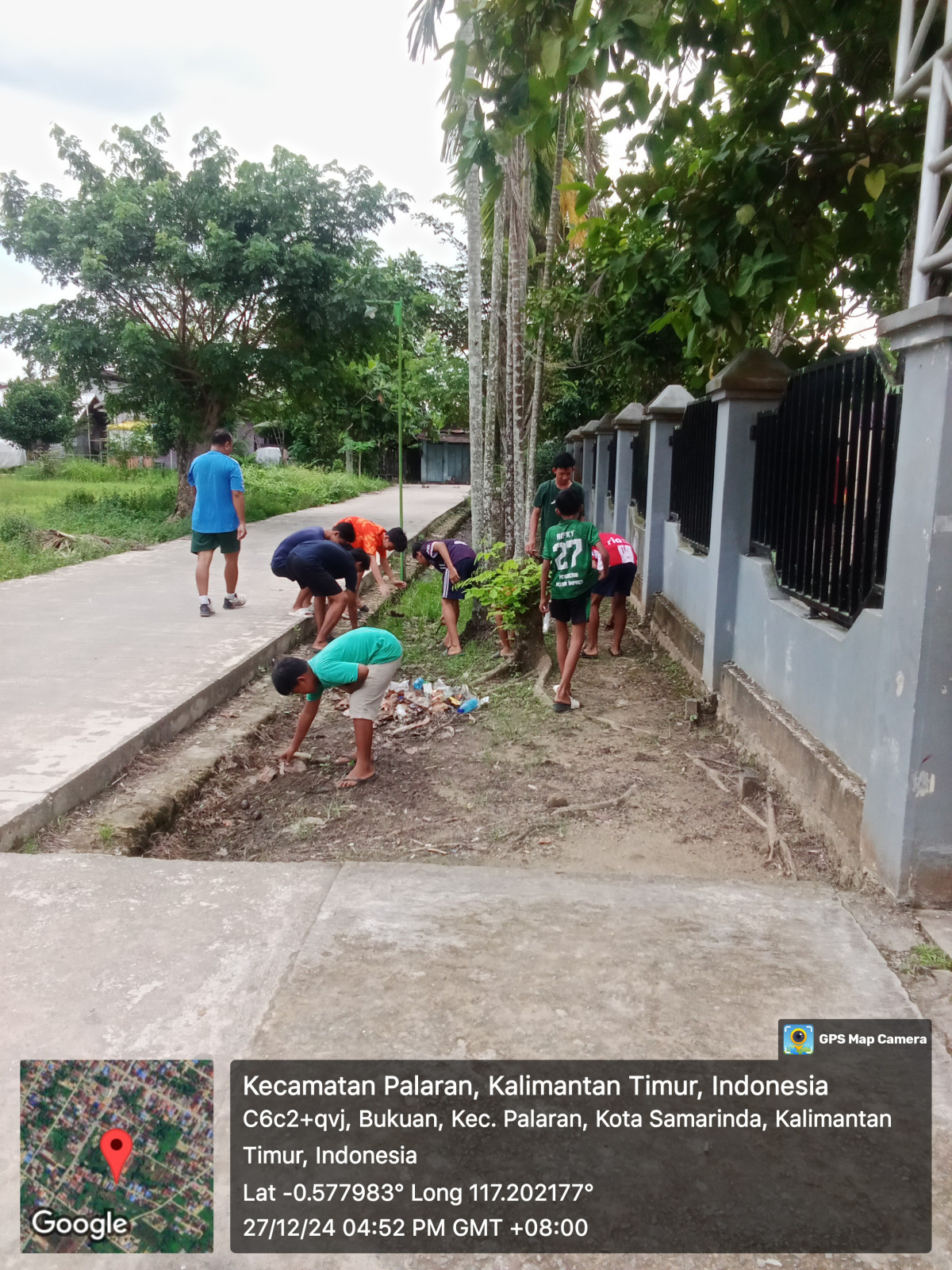 Kegiatan pembersihan area lapangan bola Bukuan