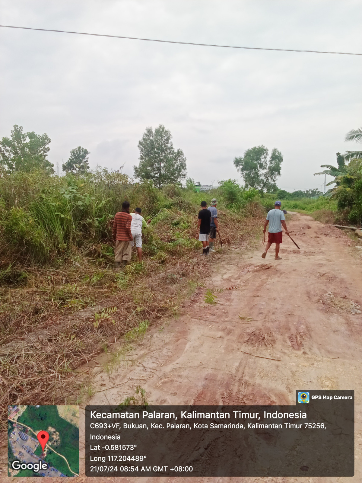 Pembersihan parit dan perbaikan jalan di jln penghijauan