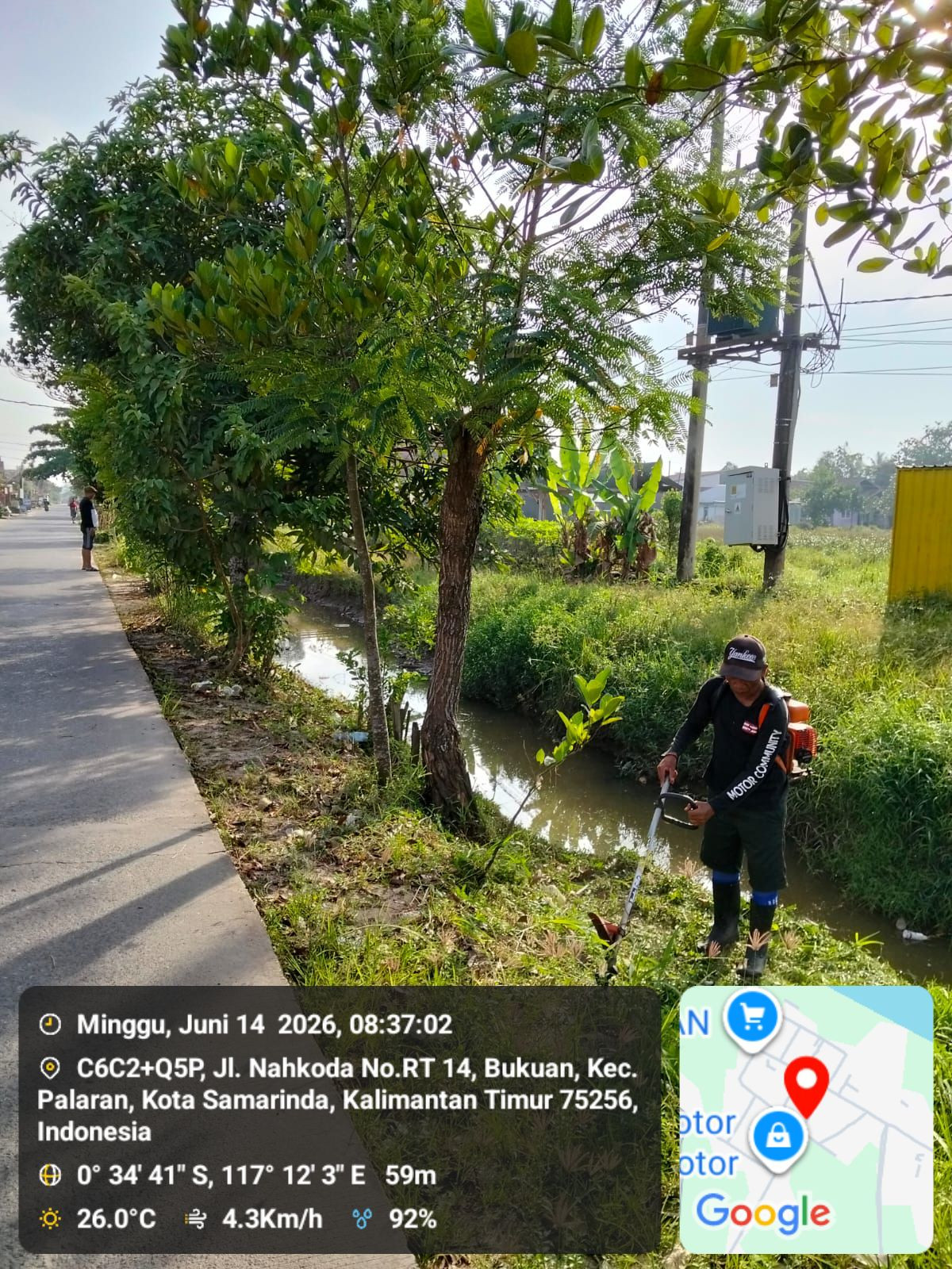 Pembersihan lingkungan RT 14 jln Nahkoda