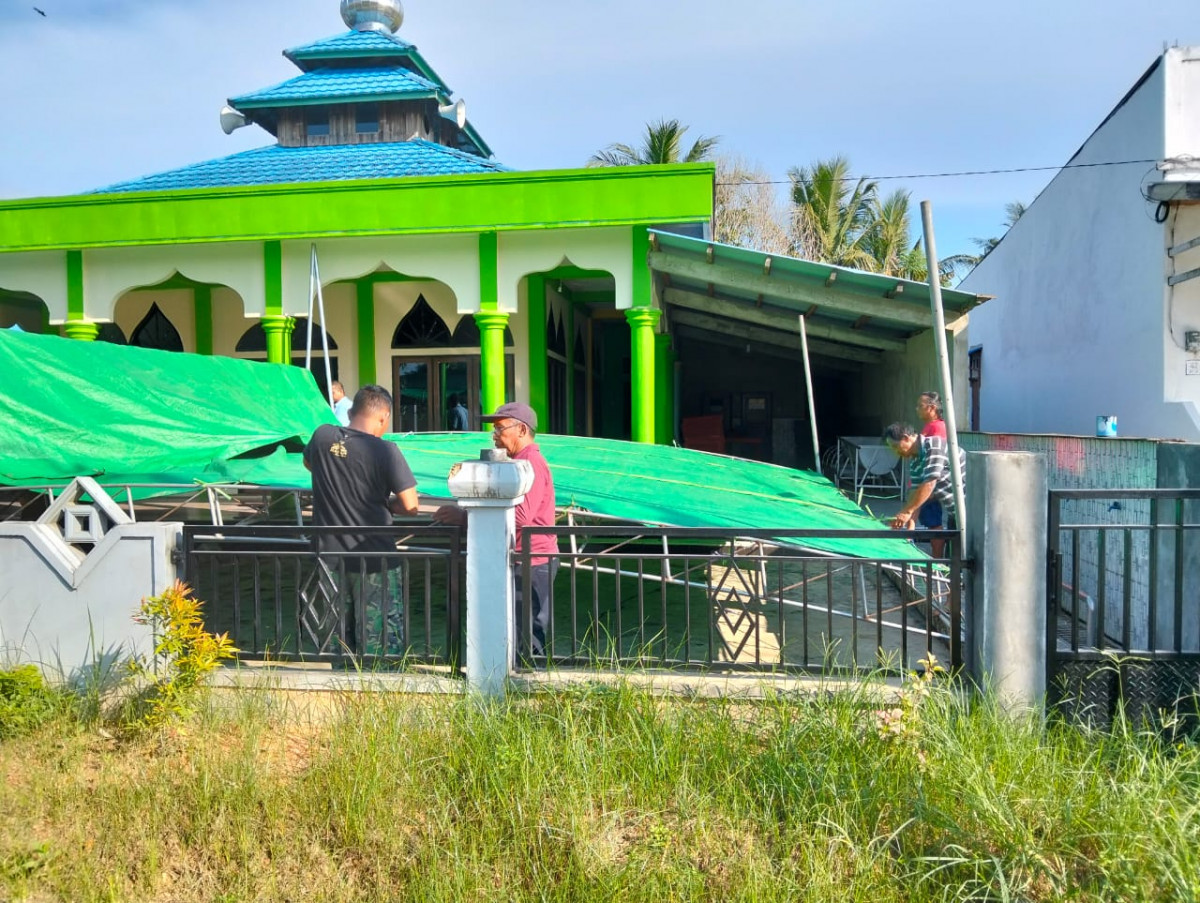 Gotong royong pembersihan dan persiapan sholat Idhul Adha