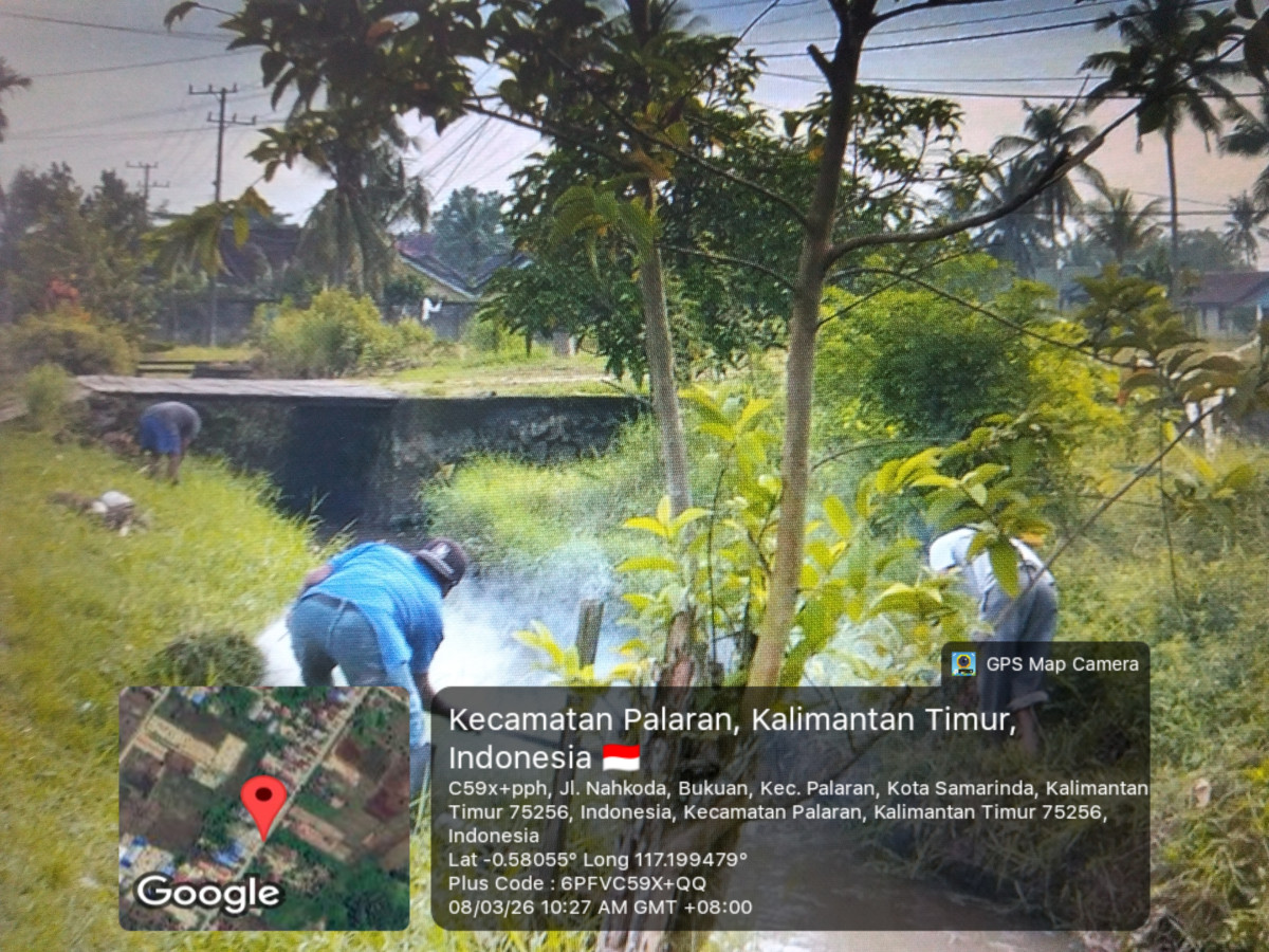 Membersihkan rumput di media jalan nahkoda