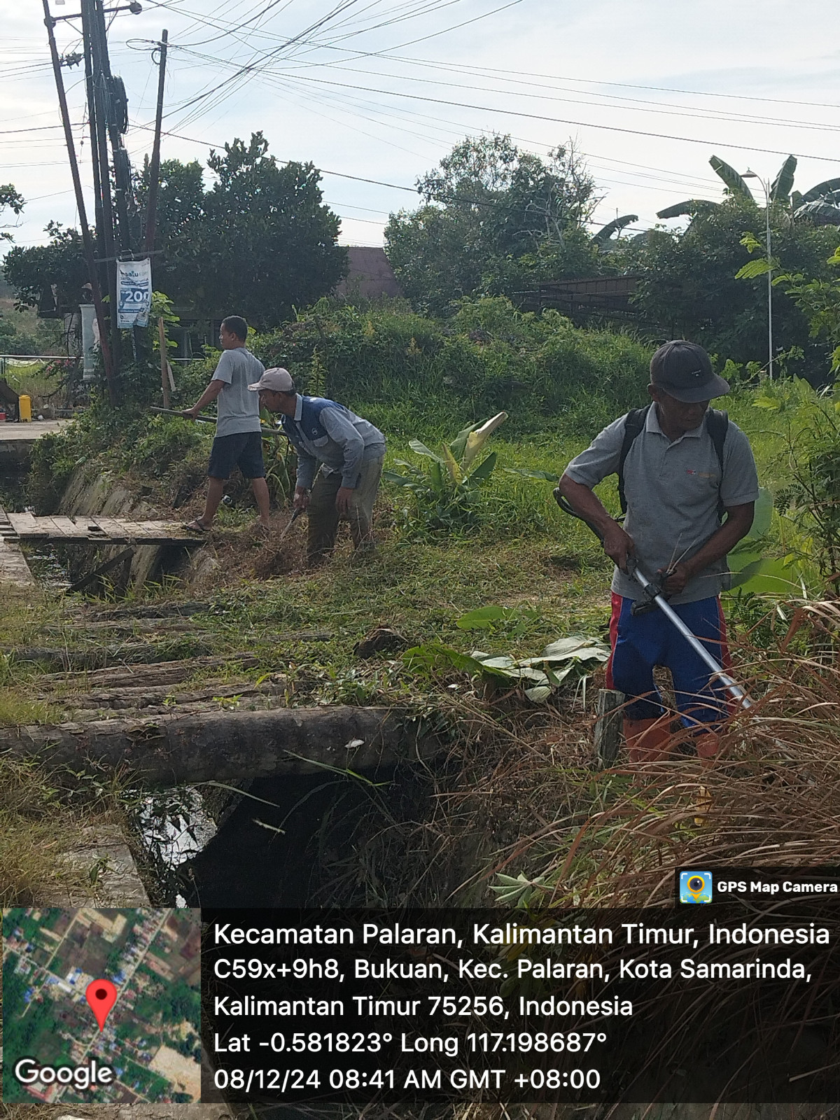Membersihkan parit dan media jalan